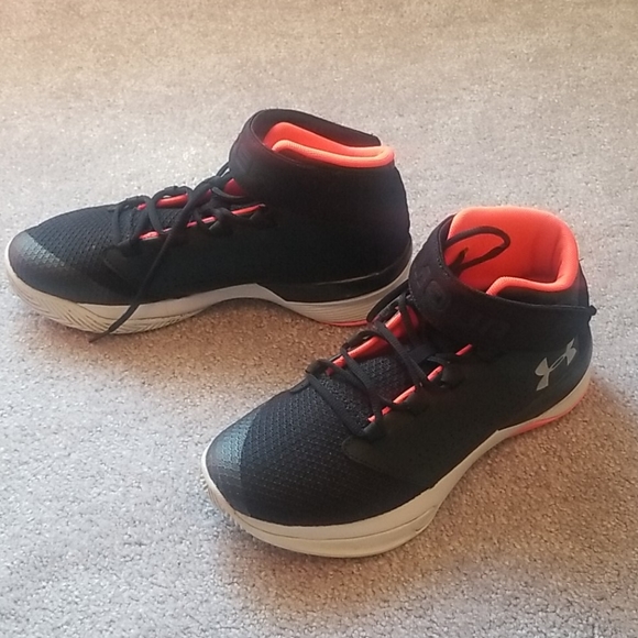 Under armour shoes for boys - Picture 2 of 4